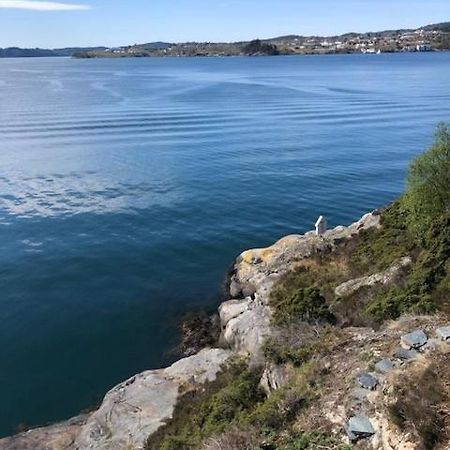 Koselig Nyoppusset 3 Roms Leilighet Med Egen Parkeringsplass I Rolige Omgivelse Naer Sjoen, 2 Mil Nord For Bergen Sentrum. ภายนอก รูปภาพ