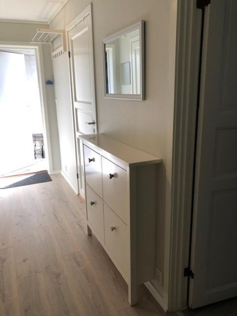 Koselig Nyoppusset 3 Roms Leilighet Med Egen Parkeringsplass I Rolige Omgivelse Naer Sjoen, 2 Mil Nord For Bergen Sentrum. ภายนอก รูปภาพ