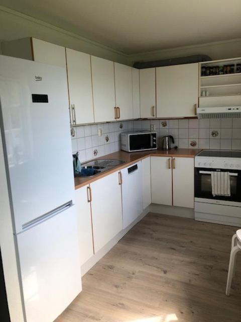 Koselig Nyoppusset 3 Roms Leilighet Med Egen Parkeringsplass I Rolige Omgivelse Naer Sjoen, 2 Mil Nord For Bergen Sentrum. ภายนอก รูปภาพ