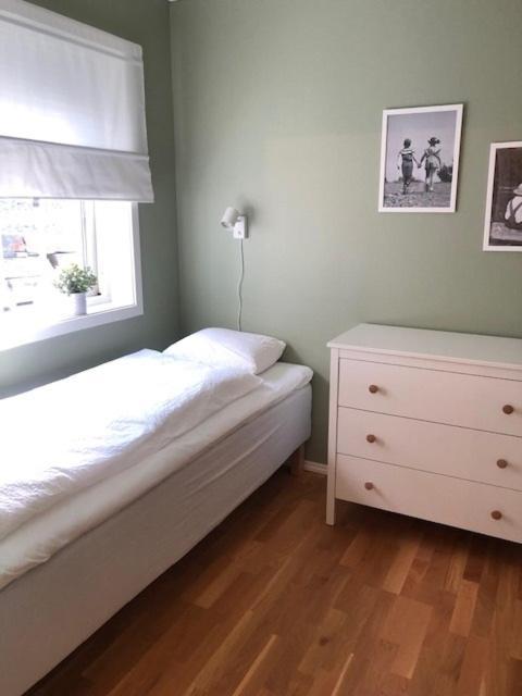 Koselig Nyoppusset 3 Roms Leilighet Med Egen Parkeringsplass I Rolige Omgivelse Naer Sjoen, 2 Mil Nord For Bergen Sentrum. ภายนอก รูปภาพ